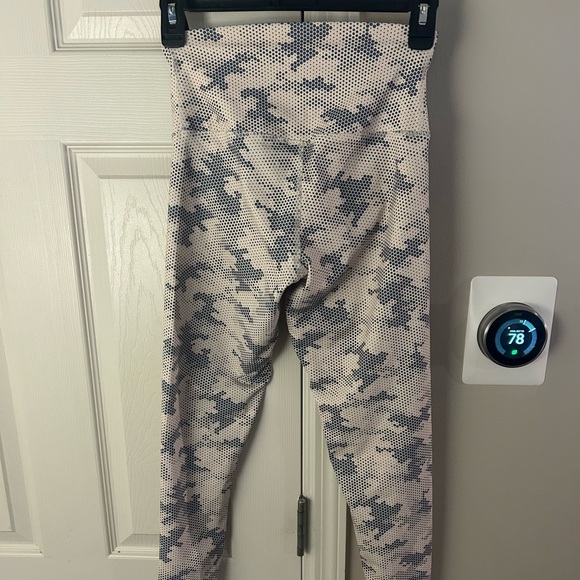 DYI  Digital Camo Signature Legging.  Like New - Picture 5 of 7